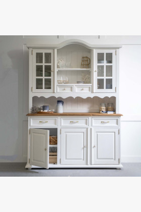 Provence stílusú fa tálalószekrény étkezőbe, világos színű